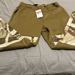 Men’s Nike Therma-Fit Joggers (Camo, Olive/green). Size Large, Brand New!